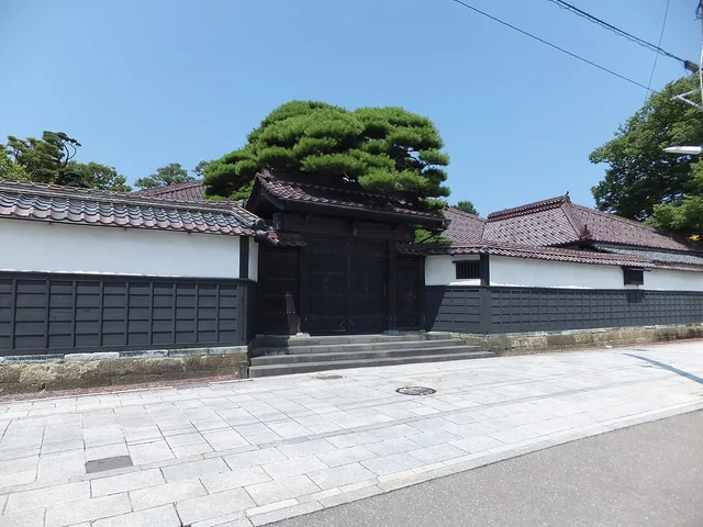 The former main residence of the Honma family in Sakata, Yamagata. A rare architectural fusion of samurai and merchant residence styles.